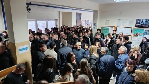 GUŽVE I PRE OTVARANJA BIRAČKIM MESTA: Neverovatne scene sa biračkih mesta na kojima glasaju Srbi s Kosova i Metohije