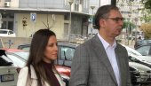 VUČIĆ SA SUPRUGOM TAMAROM STIGAO NA BIRAČKO MESTO (FOTO/VIDEO)