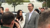 ВУЧИЋ СА СУПРУГОМ ТАМАРОМ СТИГАО НА БИРАЧКО МЕСТО (ФОТО/ВИДЕО)