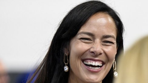 ANA IVANOVIĆ PROŠETALA U BEOGRADU KOMAD KOJI NIKADA NEĆE IZAĆI IZ MODE: Ove čizme su SVE! (FOTO)
