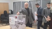 GLASAO MILOŠ VUČEVIĆ: Sa porodicom obavio građansku dužnost (FOTO)