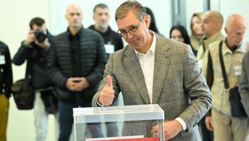VUČIĆ GLASAO: Prvi na listi i nosilac liste Ujedinja Srbija obavio građansku dužnost (FOTO/VIDEO)