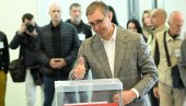 VUČIĆ GLASAO: Prvi na listi i nosilac liste Ujedinja Srbija obavio građansku dužnost (FOTO/VIDEO)