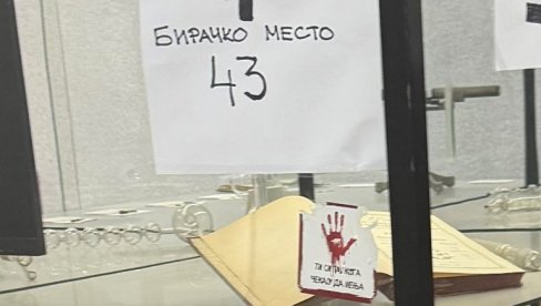 NOVO KRŠENJE IZBORNE TIŠINE: Ispod broja biračkog mesta osvanula nalepnica crvene šake (FOTO)