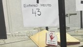 NOVO KRŠENJE IZBORNE TIŠINE: Ispod broja biračkog mesta osvanula nalepnica crvene šake (FOTO)