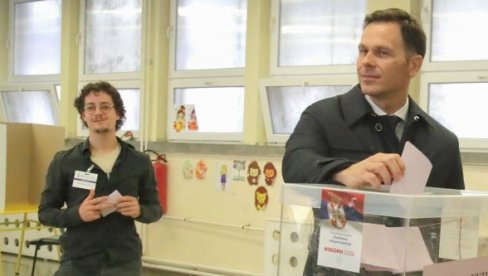 ČLAN BIRAČKOG ODBORA PREKRŠIO SVE ZAKONE! Pogledajte šta radi u momentu kada Siniša Mali obavlja građansku dužnost (FOTO)