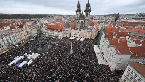 HAOS U ČEŠKOJ Hiljade ljudi izašlo na ulice Praga: Nećemo cenzuru, oholost i razaranja