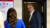 ВУЧИЋ СТИГАО У ПРОСТОРИЈЕ СТРАНКЕ
