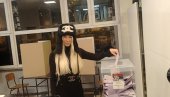 JELENA KARLEUŠA ZABLISTALA U CRNOM MODNOM IZDANJU NA GLASANJU: Pre zatvaranja birališta iskoristila svoje pravo glasa (FOTO)