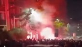 BLOKADERSKA RULJA PALI PROSTORIJE SNS U LAZAREVCU: Snimak divljaka ledi krv u žilama (VIDEO)