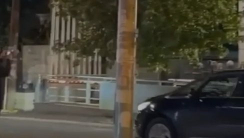 Присталице Студентске листе окупиле се испред Пинка, кордон полиције штити зграду