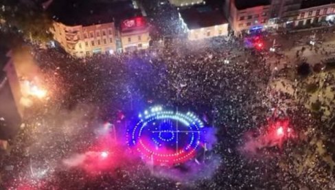 ДАН ПОСЛЕ ИЗБОРА: Присталице Студентске листе прослављају победу на Тргу Славија