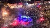 ДАН ПОСЛЕ ИЗБОРА: Присталице Студентске листе прослављају победу на Тргу Славија