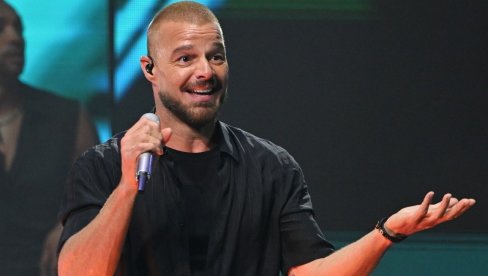 ШУШКАЛО СЕ ДА СУ БИЛИ ВИШЕ ОД ПРИЈАТЕЉА: Рики Мартин после 20 година открио детаље (ФОТО)