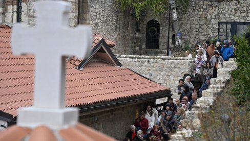 NEPREGLEDNA KOLONA NA KALEMEGDANU: Velik broj vernika čeka da se pomoli Svetoj Petki (FOTO)