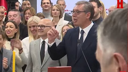 ZAORILO SE „STAVI RUZMARIN ISPOD JASTUKA“ NA SLAVI SNS-A: Pogledajte kako je bilo na proslavi Svete Petke! (VIDEO)