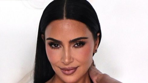 KIM KARDAŠIJAN U HALJINI KOJA JE ZASENILA SVE: Neobičan print i ekstremno provokativni detalji privukli sve poglede (FOTO)
