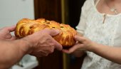 KAKO SE PRAVILNO LOMI SLAVSKI KOLAČ? Zbog čega ga nikako ne treba seći nožem