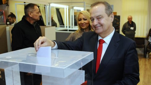 IZBORNI BRODOLOM SOCIJALISTA, DAČIĆEVU SUDBINU REŠAVA KONGRES: Triput manje glasova za SPS
