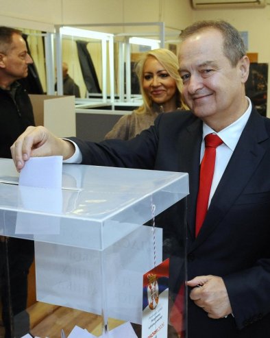 IZBORNI BRODOLOM SOCIJALISTA, DAČIĆEVU SUDBINU REŠAVA KONGRES: Triput manje glasova za SPS