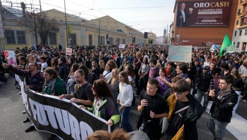 ЈАКЕ ПОЛИЦИЈСКЕ СНАГЕ НА УЛИЦАМА ИТАЛИЈЕ: Хиљаде демонстраната у оквиру штрајка синдиката