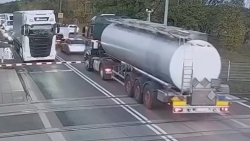 DRAMATIČAN SNIMAK IZ POLJSKE: Cisterna se zaglavila na pružnom prelazu, tragedija izbegnuta u poslednjem trenutku (VIDEO)