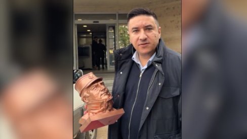VEČNA SLAVA GENERALU RATKU Dajković na saslušanju u policiji, došao sa bistom Mladića (VIDEO)
