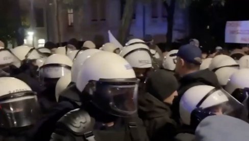 HAOS U POLJSKOJ: Demonstranti ispred Ustavnog suda, policija na nogama, predsednik se hitno vratio