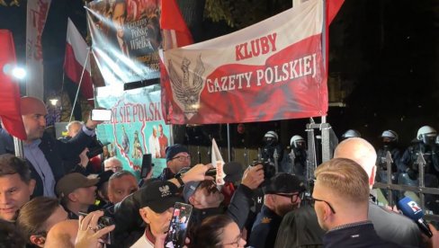 NAVROCKI SAZVAO HITAN SASTANAK, POLJSKA NA NOGAMA: U toku pokušaj državnog udara, snimci haosa ispred Ustavnog suda se masovno šire (VIDEO)