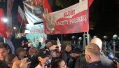 NAVROCKI SAZVAO HITAN SASTANAK, POLJSKA NA NOGAMA: U toku pokušaj državnog udara, snimci haosa ispred Ustavnog suda se masovno šire (VIDEO)