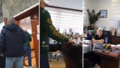 ГРУПА ЉУДИ УПАЛА У КАБИНЕТ ГРАДОНАЧЕЛНИЦЕ СМЕДЕРЕВА: Тражили њену оставку и однели фотографију Вучића (ВИДЕО)