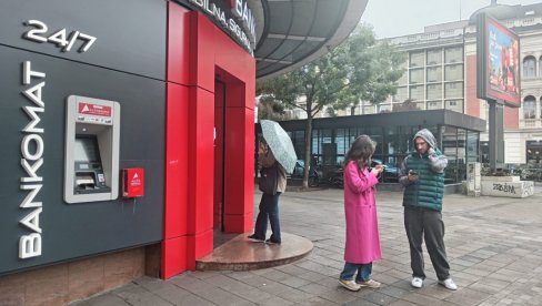 ZATVORENA POSLOVNICA ALTA BANKE NA TERAZIJAMA: Na staklu okačeno obaveštenje (FOTO/VIDEO)