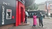 ZATVORENA POSLOVNICA ALTA BANKE NA TERAZIJAMA: Na staklu okačeno obaveštenje (FOTO/VIDEO)
