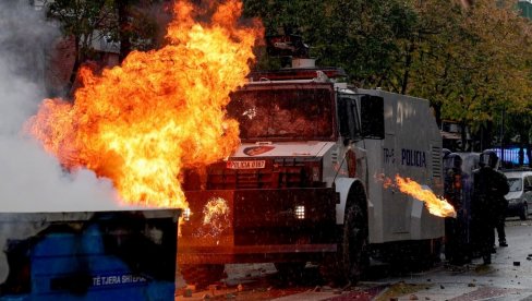 NOVI HAOS U TIRANI: Nastavljaju se protesti, demonstranti bacali Molotovljeve koktele i kamenice na policiju (VIDEO)