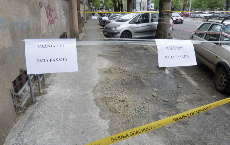 Пао део фасаде у центру Београда, нико није повређен
