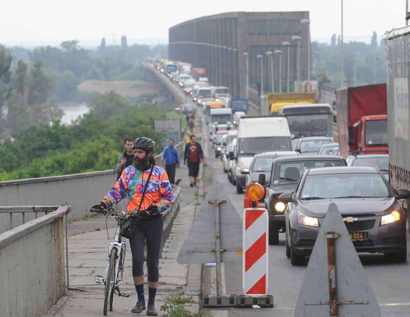 Гужва на Панчевцу: Аутомобил се преврнуо на кров