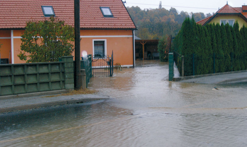 Хрватска: Снаге за спашавање премештене из Карловца у покупска села