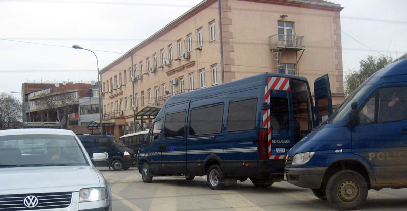 Протест у Приштини: Повређено 19 полицајаца, нападнуте екипе РТС-а и РТК2, каменована амбасада Црне Горе