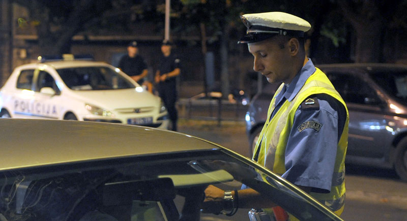 Пироћанка са 2,48 промила алкохола слупала полицијски ауто