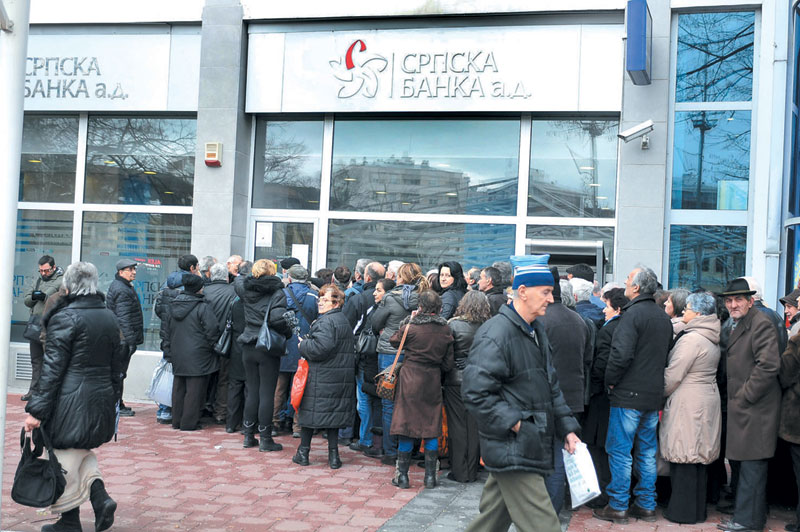 Краљево: Полиција правила ред испред Српске банке