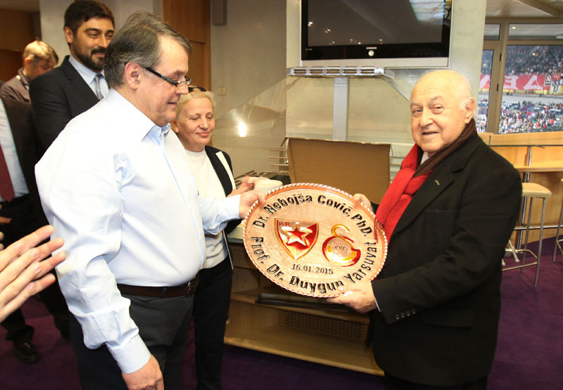 Председници Звезде и Галатасараја заједно гледали меч у Арени, Турци на поклон добили мајице с Марковим ликом