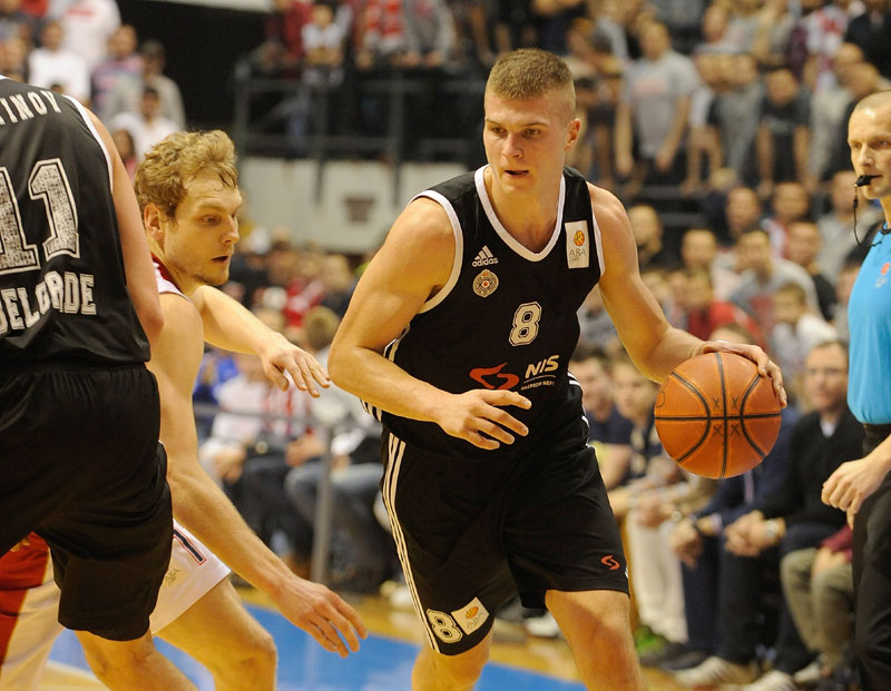 Партизан лети ка врху