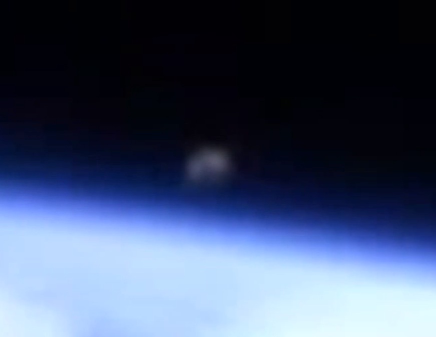 НАСА снимила како се НЛО диже са Земље? (ВИДЕО)