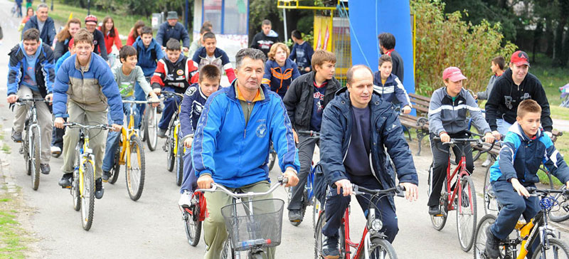 Бициклисти неће светлеће прслуке