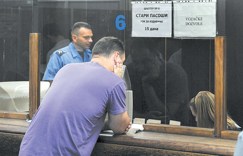 Службеници неће ћирилицу