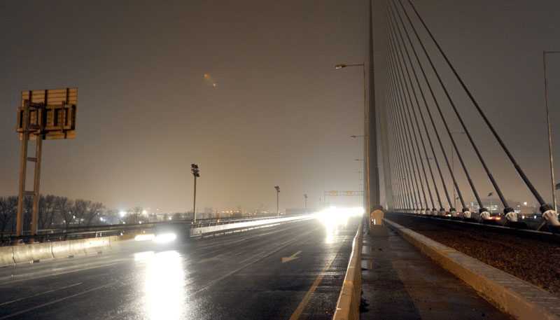 Лопови опет у акцији, Мост на Ади у мрклом мраку!