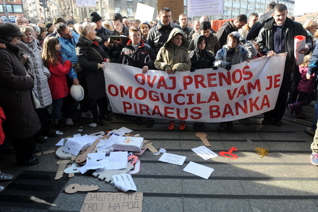 Грађани протествовали испред НБС због кредита у шваjцарцима, прете тужбама