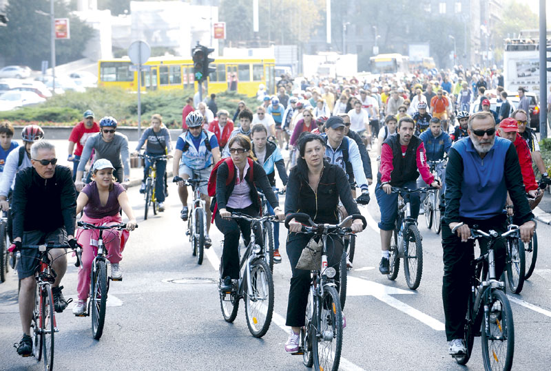 Бициклистима чак и прслук главу чува