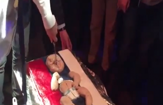 Украјинци симболично секу торту у облику руске бебе