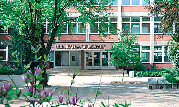 Скидају патике и јакне ђацима